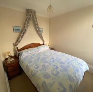 1 dormitorio con 1 cama con dosel en Bellfield Country Suites en Masham