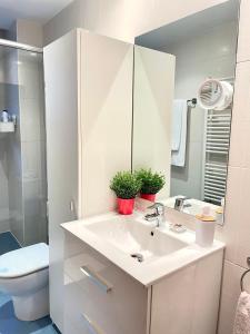 bagno con lavandino, servizi igienici e specchio di Talipas a Les Bons