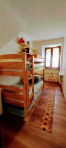 מיטה או מיטות קומותיים בחדר ב-Casa Vittoria