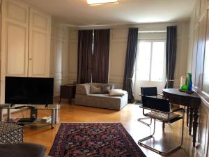 Il comprend un salon doté d'un canapé et d'une télévision. dans l'établissement Apartment in Landau Stadtoase, à Landau in der Pfalz