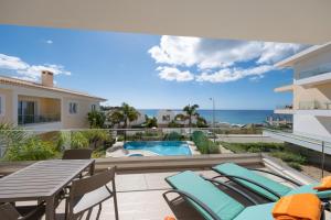 vistas al océano desde el balcón de una villa en Porto de Mós 72 by Destination Algarve en Lagos