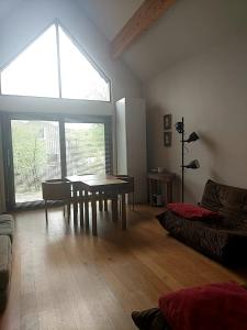 un soggiorno con un tavolo e un divano di Blar na Leisg, Self catering Lodge 2. a Drumbeg