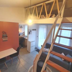 um quarto com uma cama alta, uma secretária e uma cozinha em studio mezzanine avec terrasse em Saint-Julien-de-Concelles