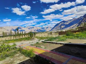 洪达尔Natures View Residency的享有山脉和山脉的背景景色。
