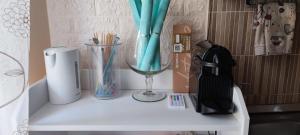 een witte tafel met een blender erop bij Azzurra holiday home - 850 m al mare - 75 mq - balconata vivibile - wi-fi - pay tv gratis - posteggio auto condominiale non assegnato in Rapallo