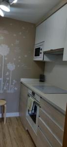 A kitchen or kitchenette at Ático Almuiña.