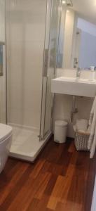 A bathroom at Ático Almuiña.