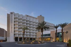 エイン・ボケックにあるHerbert Samuel Hod Dead Sea Hotelのヤシの木が立ち並ぶ建物