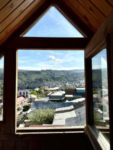 una ventana en un edificio con vistas a la ciudad en GS Hotel, en Tiflis