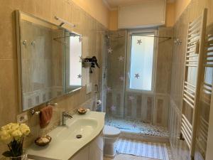 a bathroom with a shower and a sink and a toilet at Azzurra holiday home - 850 m al mare - 75 mq - balconata vivibile - wi-fi - pay tv gratis - posteggio auto condominiale non assegnato in Rapallo