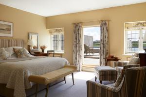 Hotel Tresanton في سانت ماويس: غرفة نوم بسرير ونافذة كبيرة