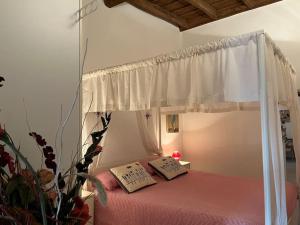 - une chambre avec un lit à baldaquin et 2 oreillers dans l'établissement Julie - Graziosa casa del '700, à Castel Gandolfo