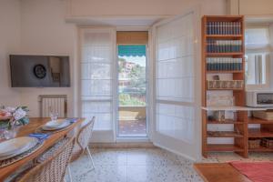 Μια τηλεόραση ή/και κέντρο ψυχαγωγίας στο CASA SOLE Terrazza con vista mare, Relax e Wifi