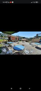 einen Tisch und Stühle sowie einen blauen Tisch und Stühle in der Unterkunft Casa Rural Outeiro in Outeiro