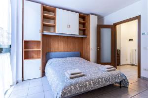 een slaapkamer met een bed met houten wanden en planken bij Casa dei fiori monolocale in Iesi