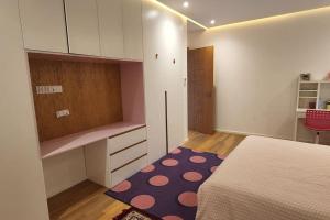 1 dormitorio con cama y alfombra de lunares en Villa moderne avenue M6, en Marrakech