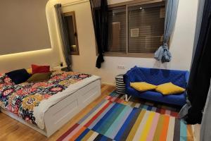 1 dormitorio con 1 cama y 1 silla azul en Villa moderne avenue M6, en Marrakech