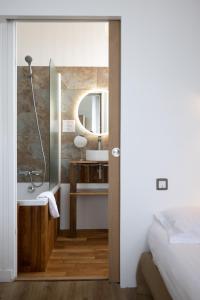 ein Schlafzimmer mit einem Bad mit einer Dusche und einem Waschbecken in der Unterkunft Hôtel Le Saint Pierre, La Baule-Escoublac in La Baule