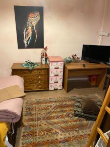 a bedroom with a dresser and a desk with a television at Μεζονέτα στους Αγίους Δέκα Κέρκυρας in Áyioi Dhéka