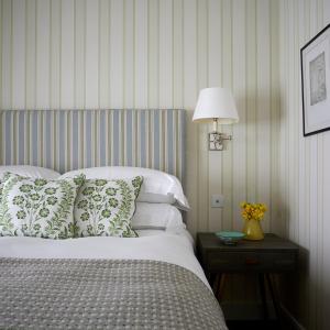ein Schlafzimmer mit einem Bett und einem Tisch mit einer Lampe in der Unterkunft Hotel Tresanton in Saint Mawes