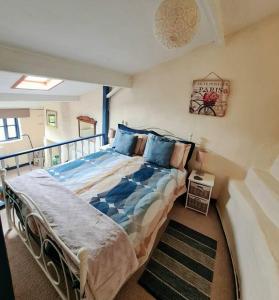 um quarto com uma cama grande num quarto em Mill Cottage Garden Annexe em Newton Abbot