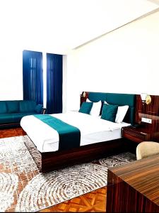 杜尚別的住宿－HOTEL AYNI，一间卧室配有一张特大号床和一张书桌