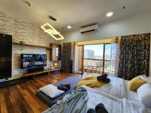 una camera da letto con un letto grande e una TV a schermo piatto di Lagoon View With Balcony 1-5pax Sunway Resort Netflix a Petaling Jaya