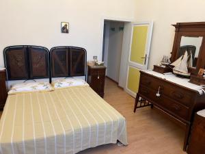 - une chambre avec un lit, une commode et un miroir dans l'établissement B&B I TRE GATTI, à Pesaro