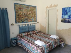 Ce lit se trouve dans un dortoir orné d'une peinture murale. dans l'établissement Elis...land..., à Torre Canne