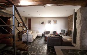 uma sala de estar com sofs e uma escadaria em Casa Ci em Vila Franca