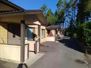 una fila de cabañas en una calle en Punkaharju Savonlinna, perheasunto, Family home, en Savonlinna