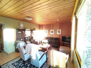 un soggiorno con divano e tavolo di Punkaharju Savonlinna, perheasunto, Family home a Savonlinna