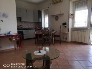 a living room with a table and a kitchen at APE REGINA Rignano Gramsci in Rignano Flaminio