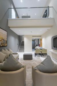uma sala de estar com sofás e uma escadaria em Alberni Jabal Hafeet Hotel Al Ain em Al Ain