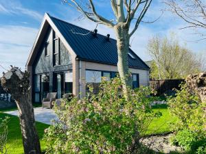 a house with a blue roof at 't Soute Land in Zoutelande