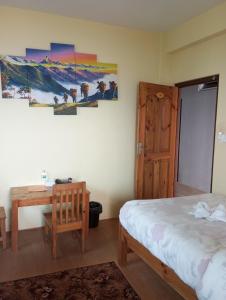 Kama o mga kama sa kuwarto sa Hotel Sarangkot