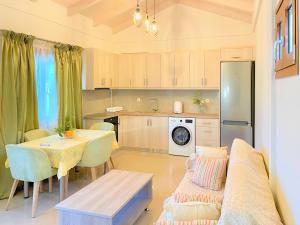 eine Küche mit einem Tisch und einem Esszimmer in der Unterkunft Lefkada house with private yard parking 2 in Nydri
