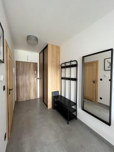 pasillo con espejo grande y mesa en Apartament w Dolinie Sanu en Lesko
