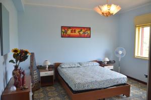 Postel nebo postele na pokoji v ubytování Gole Dell'Alcantara Villa Lucia