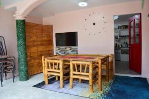 una sala da pranzo con tavolo, sedie e orologio di A's Place - Your Private Resort! a Valencia