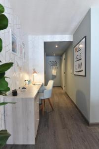 Exclusivo apartamento en Punta Carretas في مونتيفيديو: مكتب مع مكتب وكرسي في الغرفة