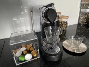 a blender sitting on a counter with a container at ZENHAUS - Exclusivo apartamento en Punta Carretas in Montevideo