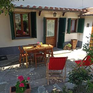 una mesa y sillas frente a una casa en La casetta di campagna Alloggio nel Chianti, en Pomino