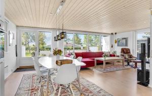 sala de estar con sofá rojo y mesa en Stunning Home In Odder With 4 Bedrooms, Wifi And Sauna, en Odder