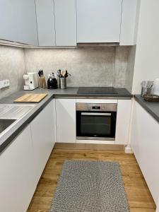 uma cozinha com armários brancos e um micro-ondas em CITY CENTRUM CHARMING apartment em Praga