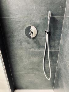 bagno con doccia e specchio a parete di CITY CENTRUM CHARMING apartment a Praga