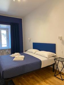 een slaapkamer met een bed met twee handdoeken erop bij Dimora Centro Storico Roma in Rome