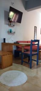 sala de estar con mesa de madera y banco en Sunshine Studio, en Kissamos