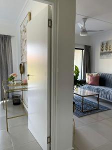 uma sala de estar com uma porta que leva a uma sala de estar em 151 Ballito Luxury Villa em Ballito