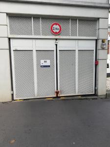 un garage avec quatre portes sur le côté d'un bâtiment dans l'établissement T2 avec box proche Graslin, à Nantes